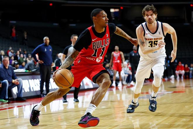 芝加哥公牛内部会议纪要流出：集结日临场应变，CBA季后赛使命明确，团队化学反应显著(2014赛季马刺队季后赛视频完整)